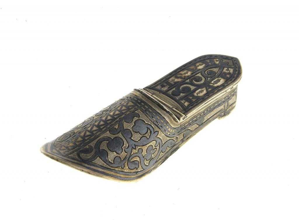 Appraisal: A RUSSIAN SILVER AND NIELLO CLOG SHAPED SNUFF BOX decorated