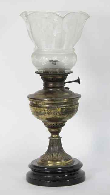 Appraisal: A Victorian brass oil lamp with etched glass shade cm