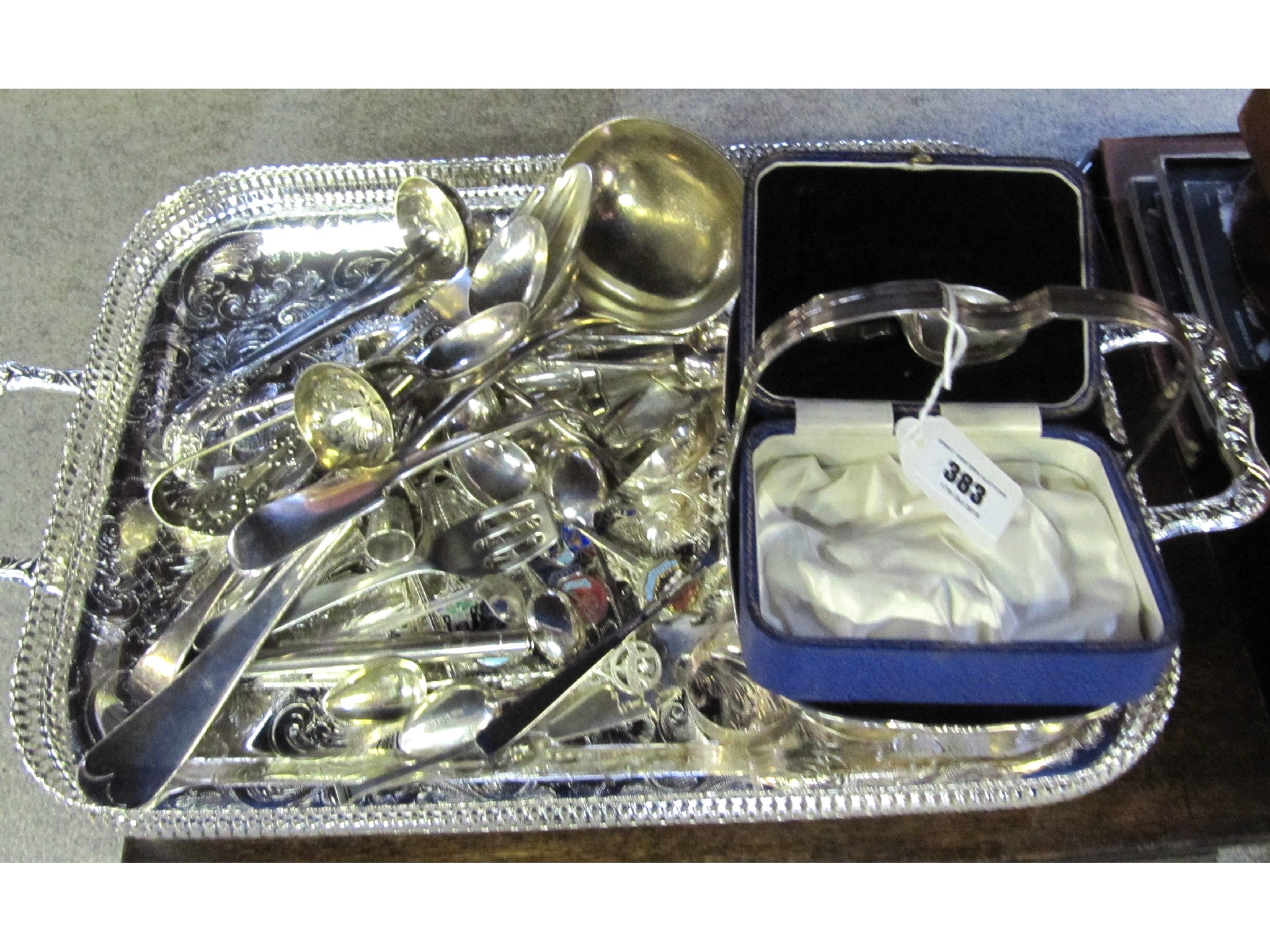 Appraisal: A lot comprising an oak canteen of cutlery a tray