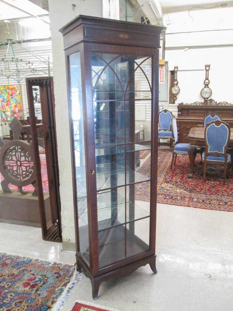 Appraisal: FEDERAL STYLE MAHOGANY CURIO CABINET American recent production an illuminated