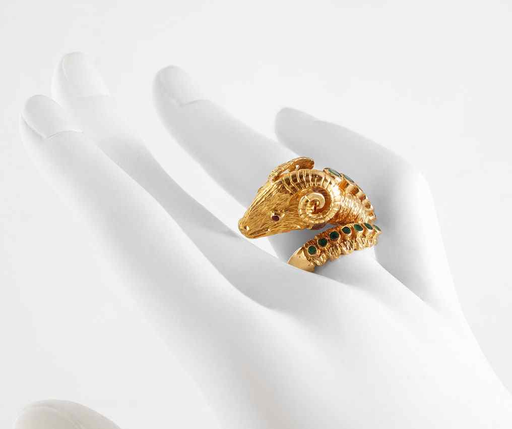 Appraisal: K FIGURAL RAM RING K yellow gold bypass style ring