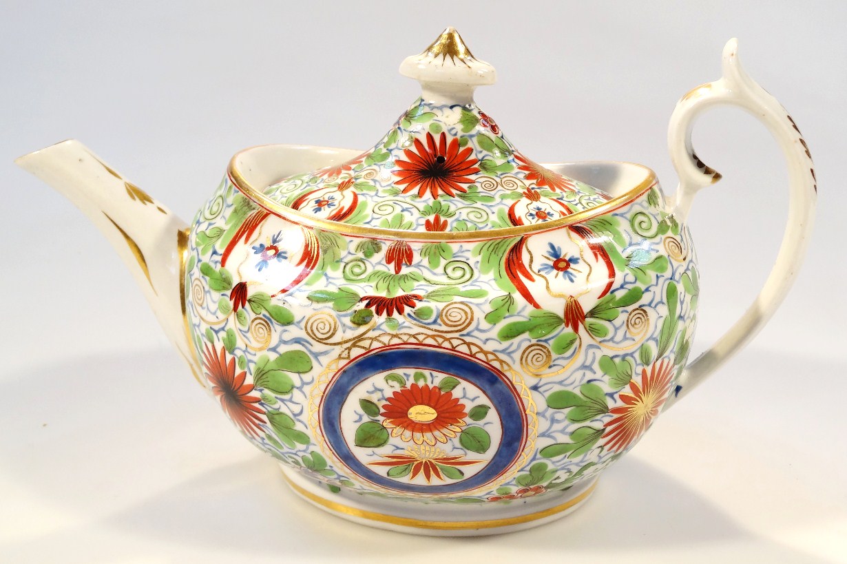 Appraisal: An early thC porcelain teapot the cylindrical body and domed