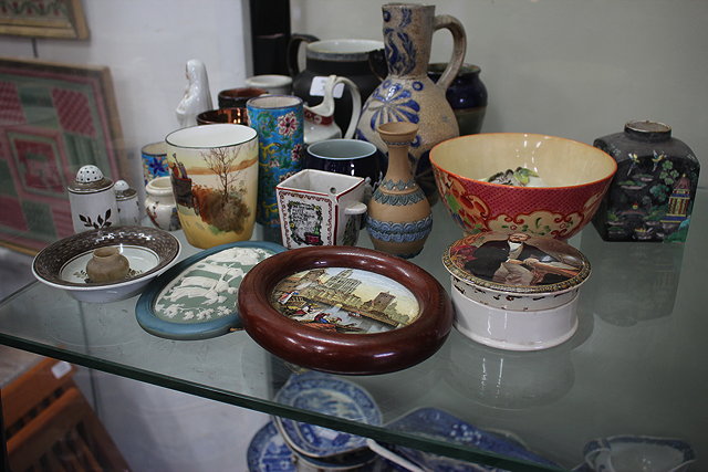 Appraisal: A QUANTITY OF TH CENTURY AND LATER CERAMICS to include