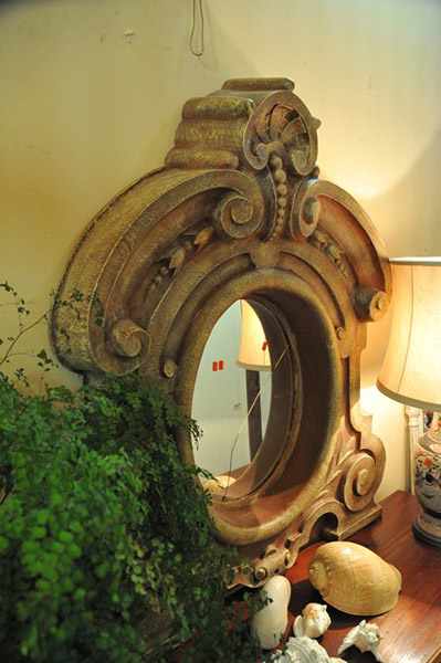 Appraisal: A PLASTIC FRAMED CLASSICAL STYLE WALL MIRROR AF