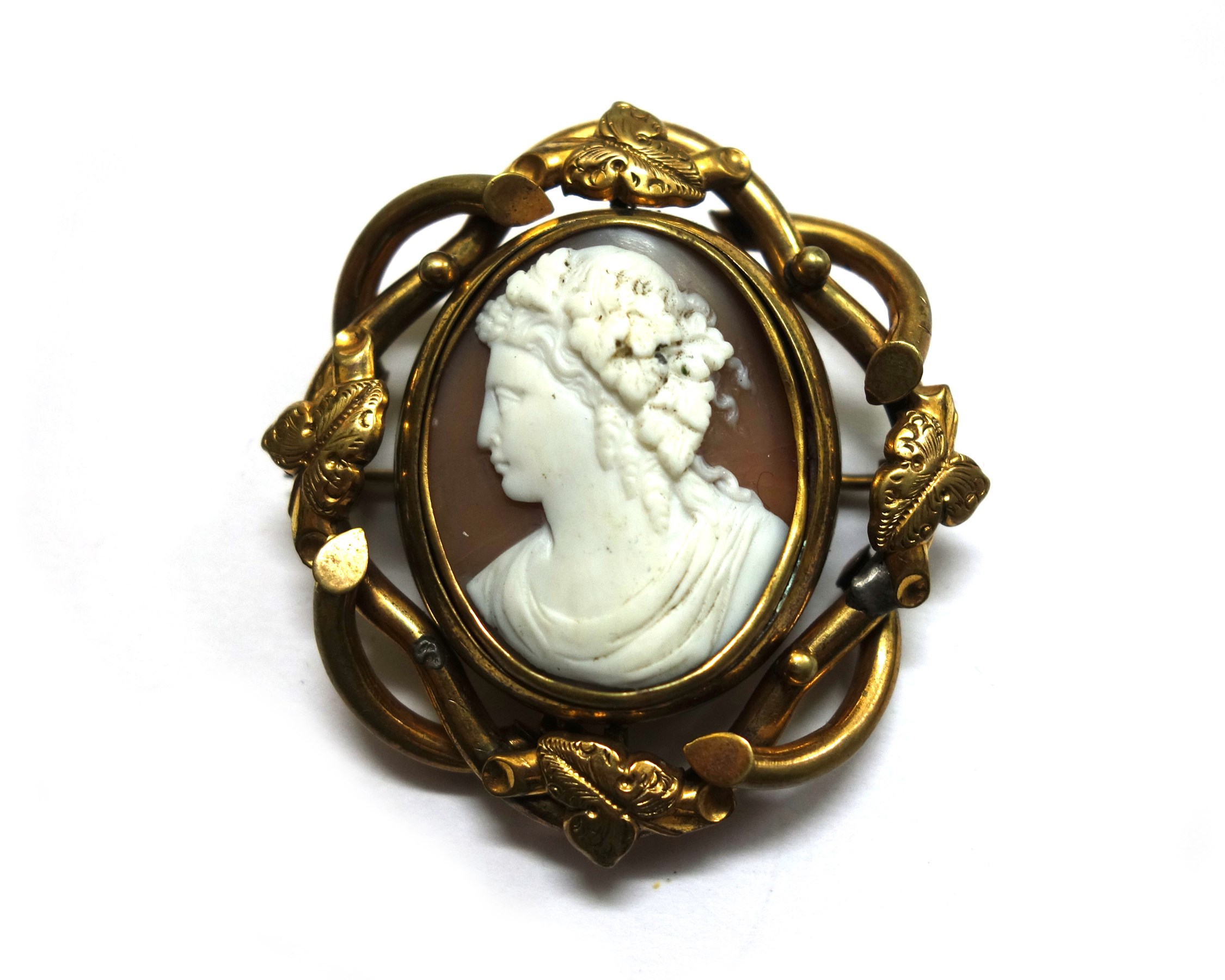 Appraisal: A Victorian shell cameo oval brooch depicting a bacchante within