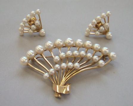 Appraisal: A gold and cultured pearl brooch in a pierced fanned