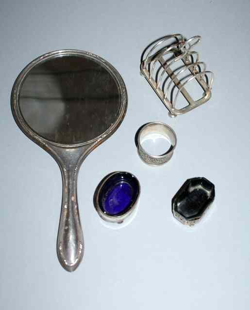 Appraisal: A FOUR DIVISIONAL SILVER WIRE TOAST RACK on ball feet