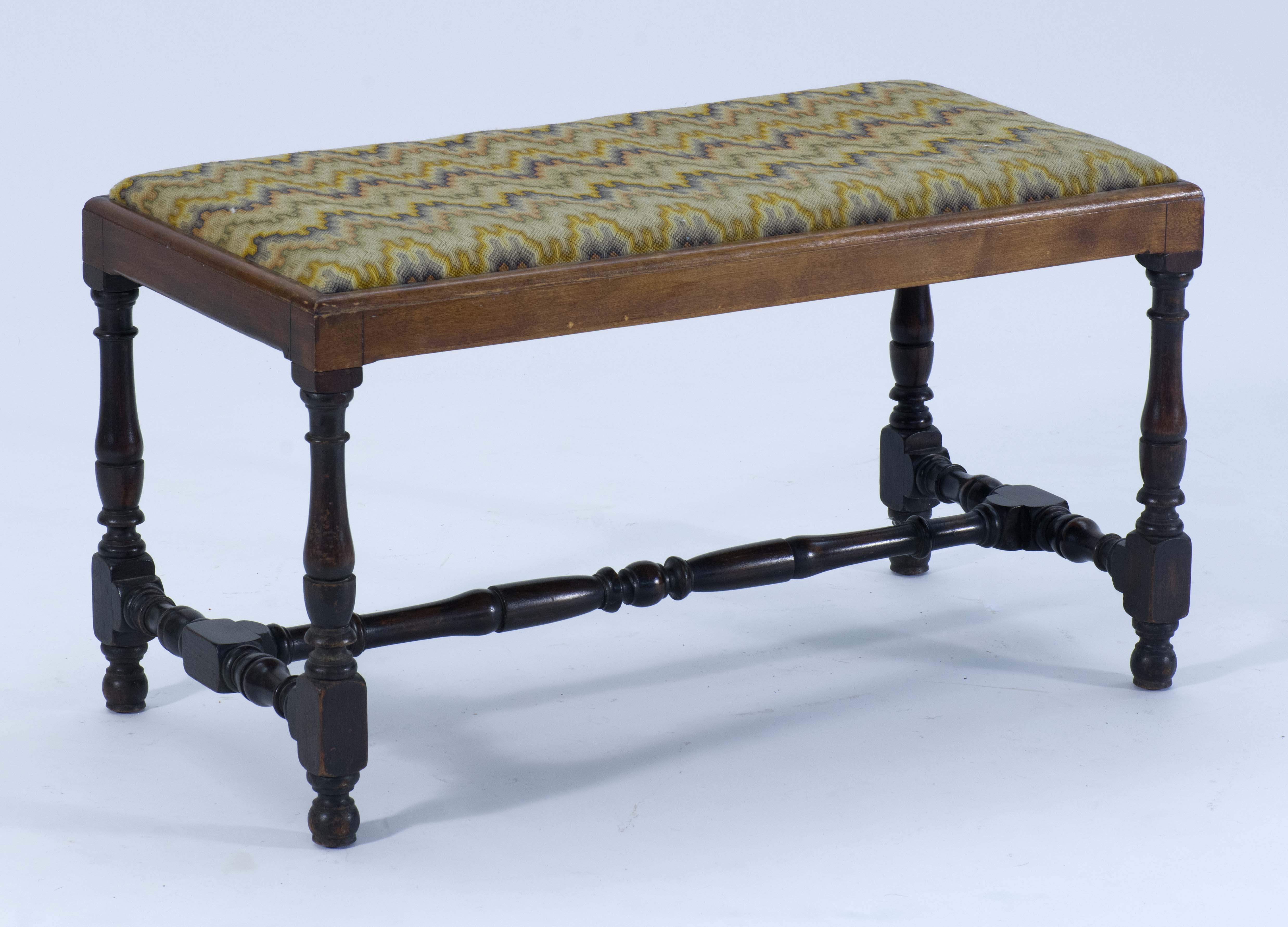 Appraisal: WILLIAM AND MARY-STYLE DRESSING BENCH th CenturyIn mahogany with turned