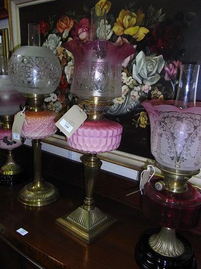 Appraisal: AN OIL LAMP with pink tinted and etched glass shade