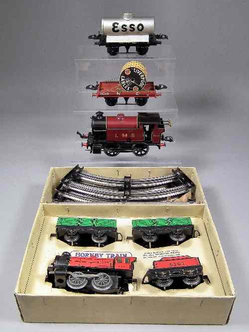 Appraisal: A Hornby tinplate 'O' gauge clockwork ''MO Goods Set'' comprising