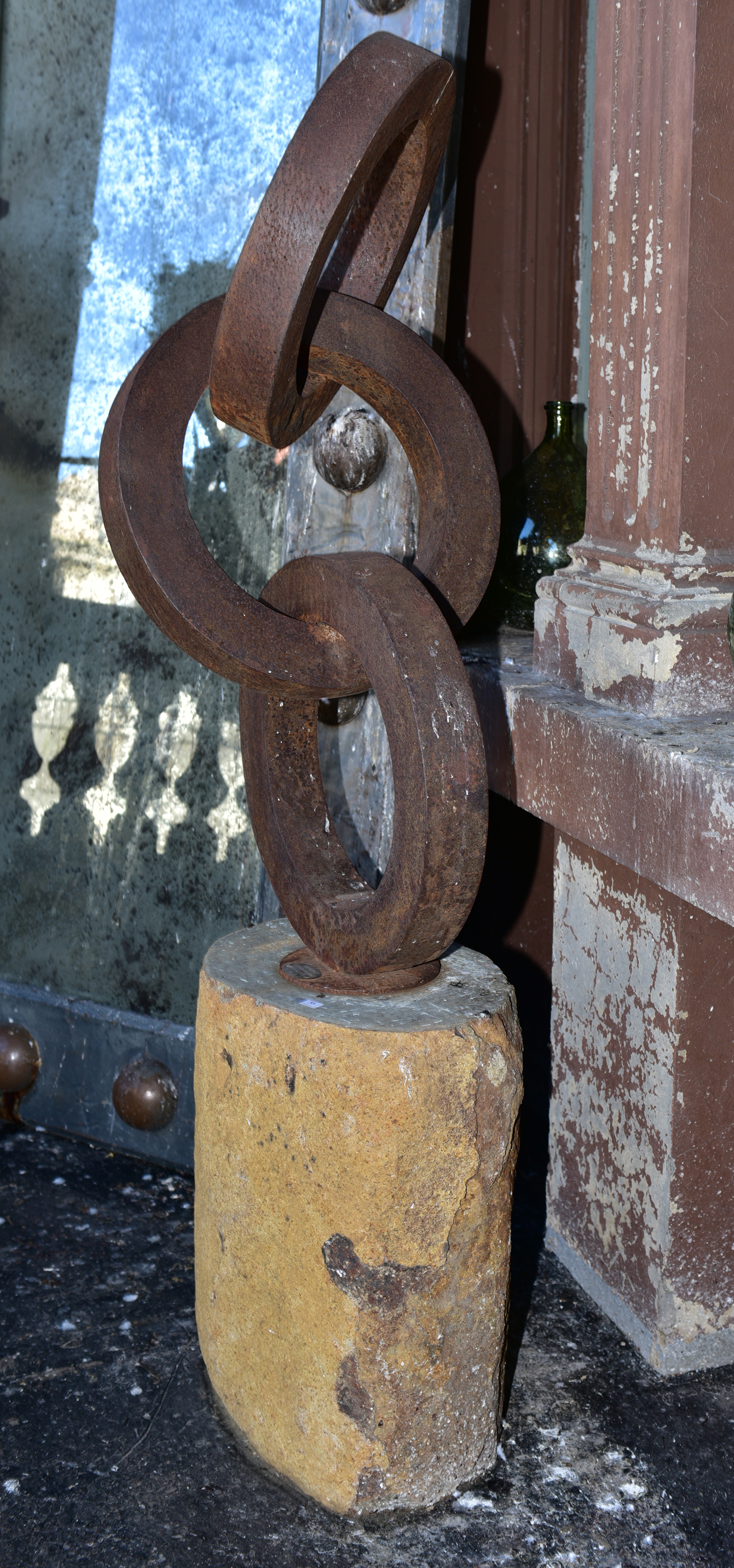 Appraisal: A 'SCULPTURA' RUSTED METAL CHAIN LINK SCULPTURE MOUNTED ON A