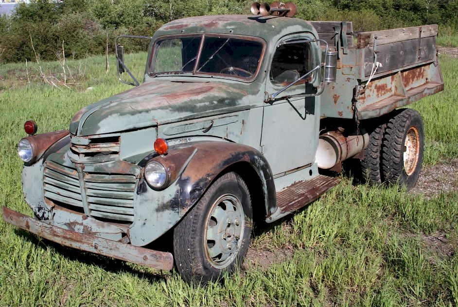 Appraisal: GMC Series Truck w Hydraulic Hoist Bed The lot features