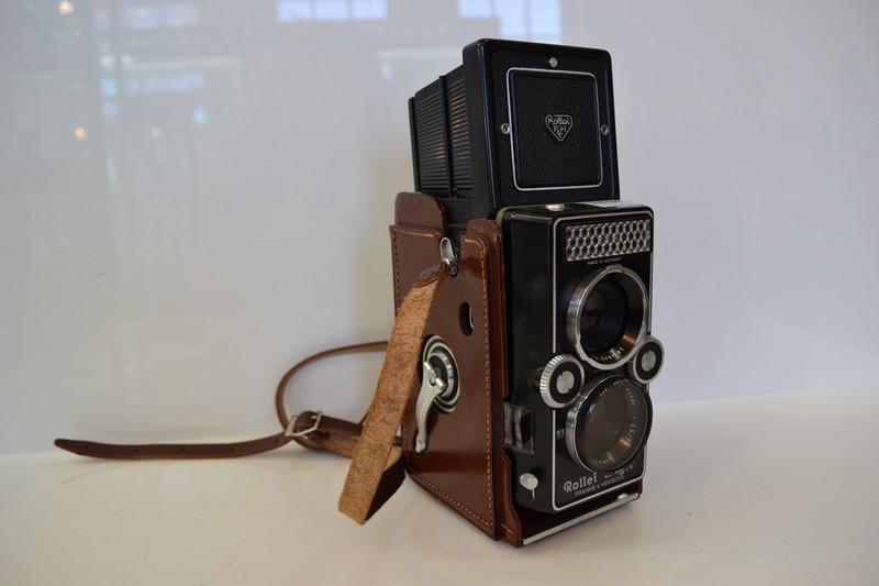 Appraisal: ROLLEI MAGIC TWIN LENS REFLEX IN ORIGINAL LEATHER CASE