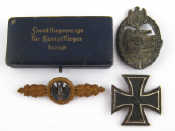 Appraisal: WW II German militaria A cased bronze Luftwaffe award Frontflugspange