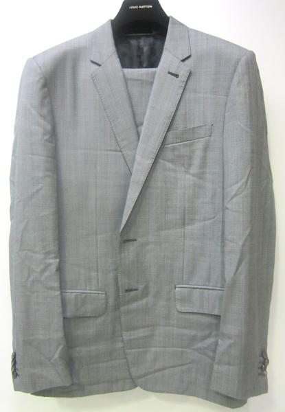 Appraisal: A MENS LOUIS VUITTON LIGHT GREY SUIT ESTIMATED SIZE M-L