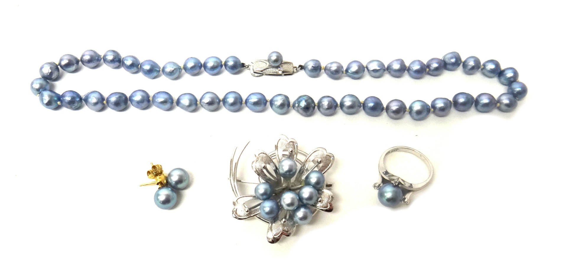 Appraisal: A single row necklace of grey tinted cultured pearls on