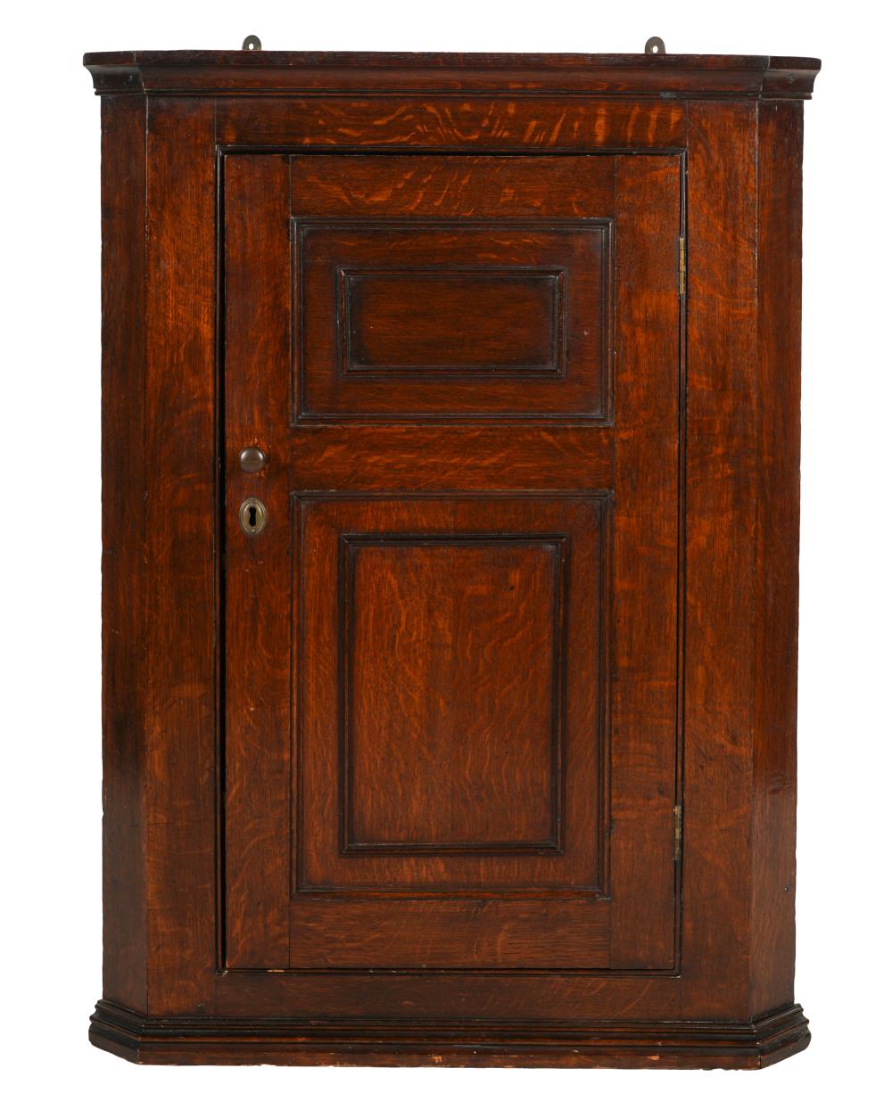 Appraisal: GEORGIAN OAK HANGING CORNER CABINETthe hinged paneled door enclosing a