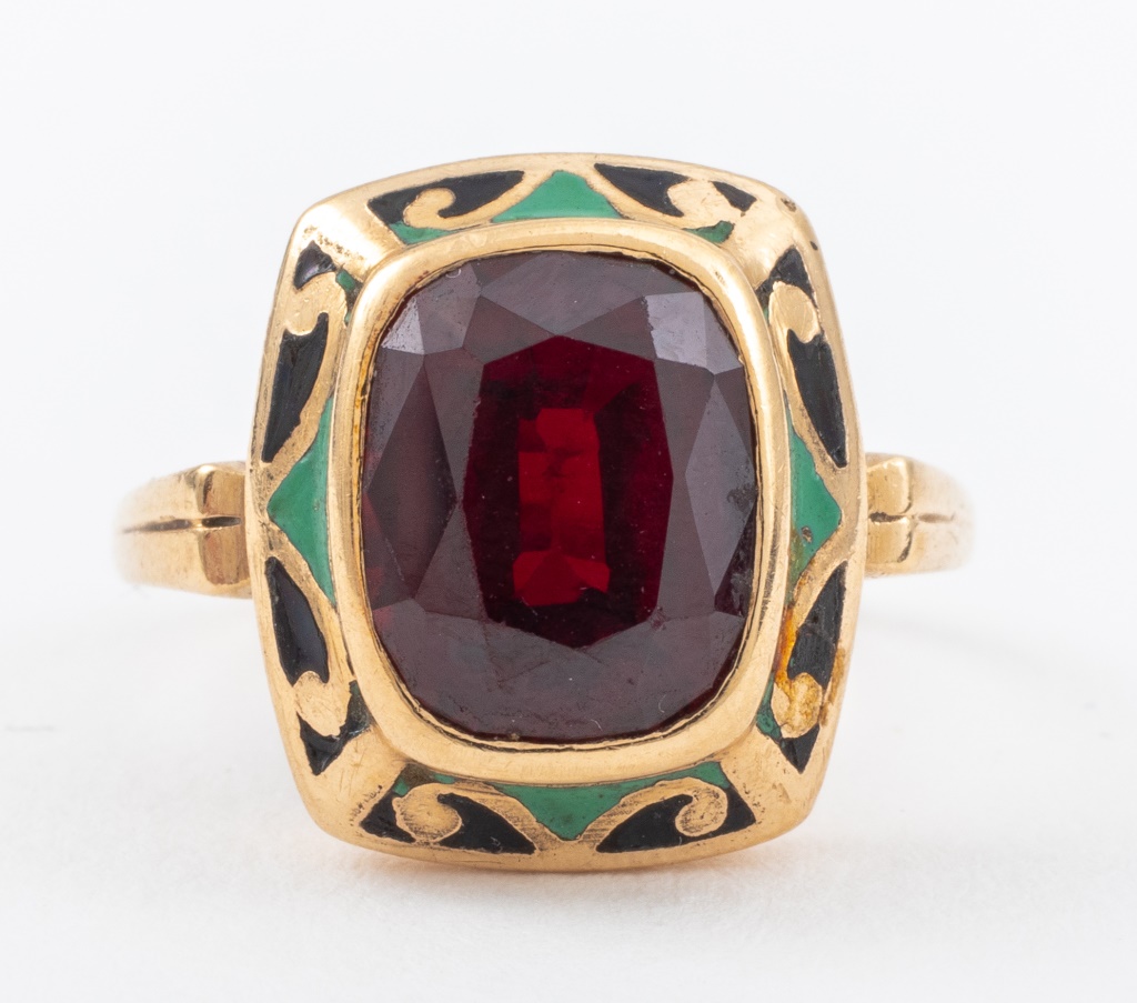 Appraisal: K YELLOW GOLD GARNET RING K yellow gold ring brightly