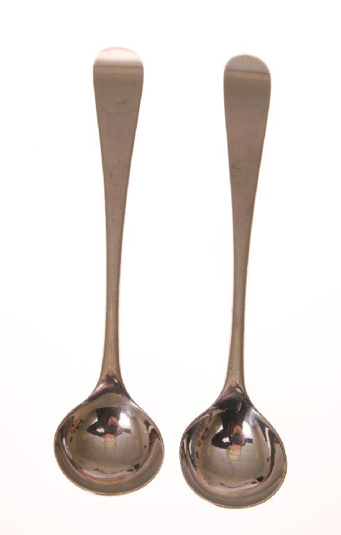 Appraisal: PAIR OF GEORGE III SILVER SALT SPOONS HESTER BATEMAN fiddle