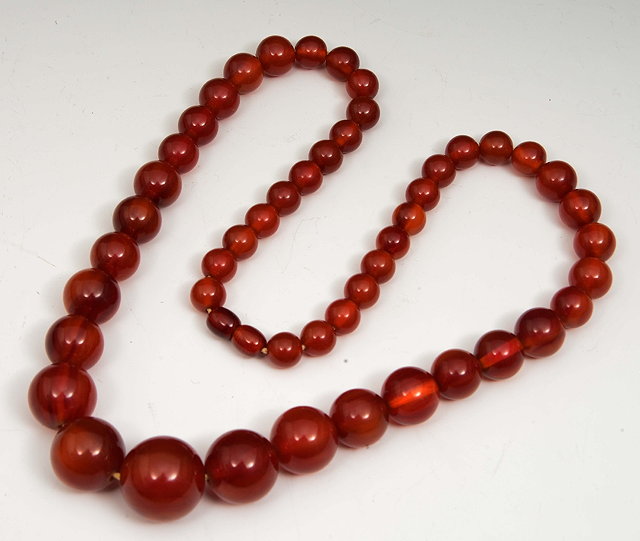 Appraisal: An amber graduated bead necklace cm long