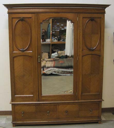 Appraisal: LATE VICTORIAN OAK WARDROBE English c centering a single mirror-paneled