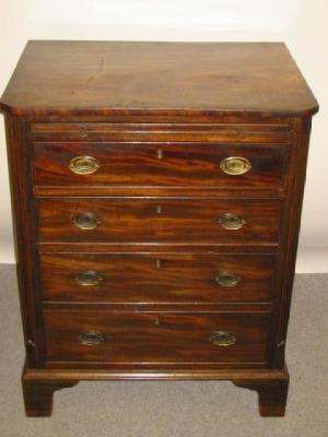 Appraisal: A SMALL MAHOGANY CHEST early th century of four graduated