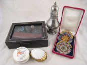 Appraisal: A mixed lot A pewter dredger two ceramic pillboxes one