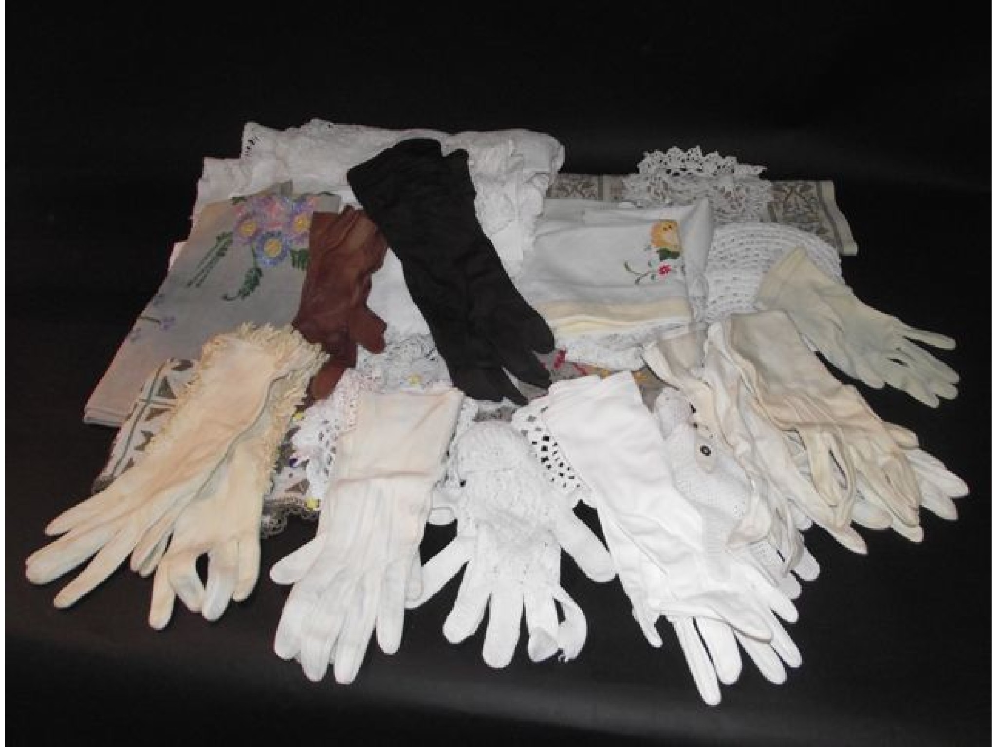 Appraisal: A quantity of vintage domestic textiles etc together with hand