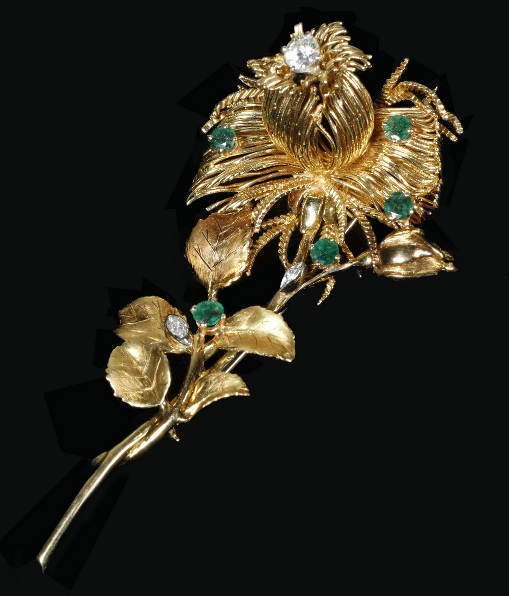 Appraisal: BROOCH K Yellow Gold floral form set with diamond center