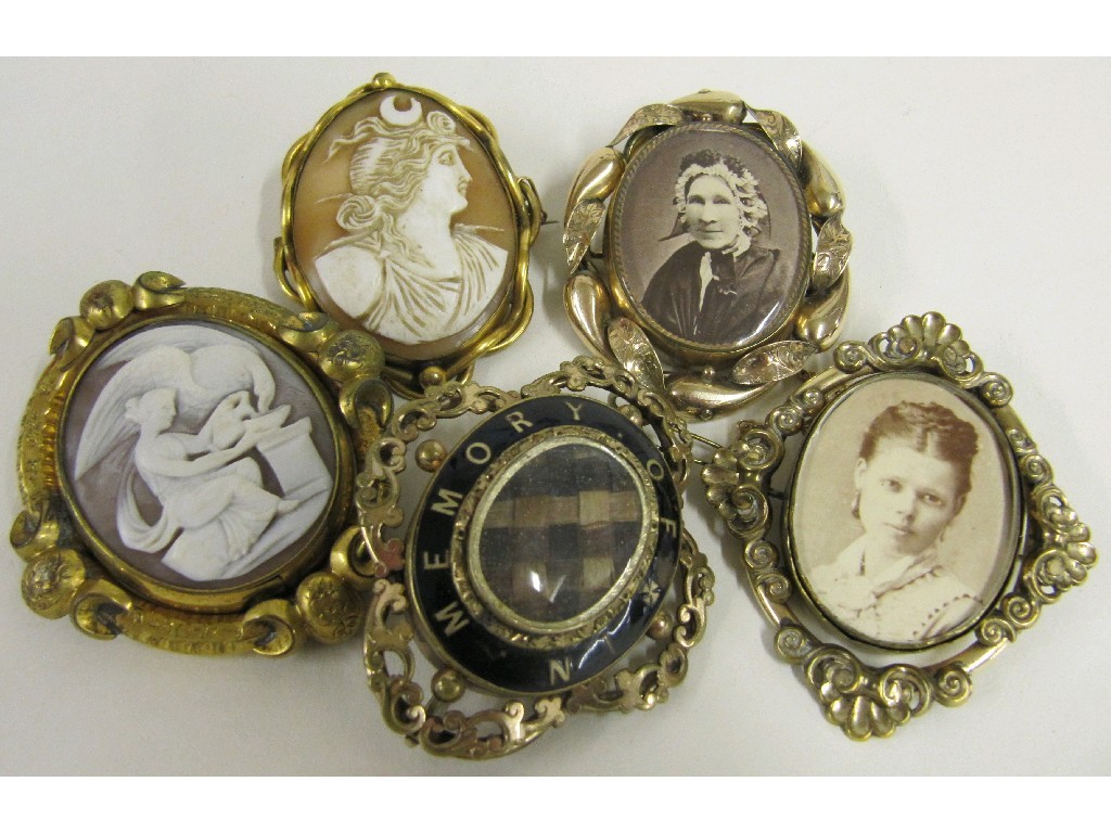 Appraisal: Lot comprising three Victorian remembrance brooches and two cameo brooches