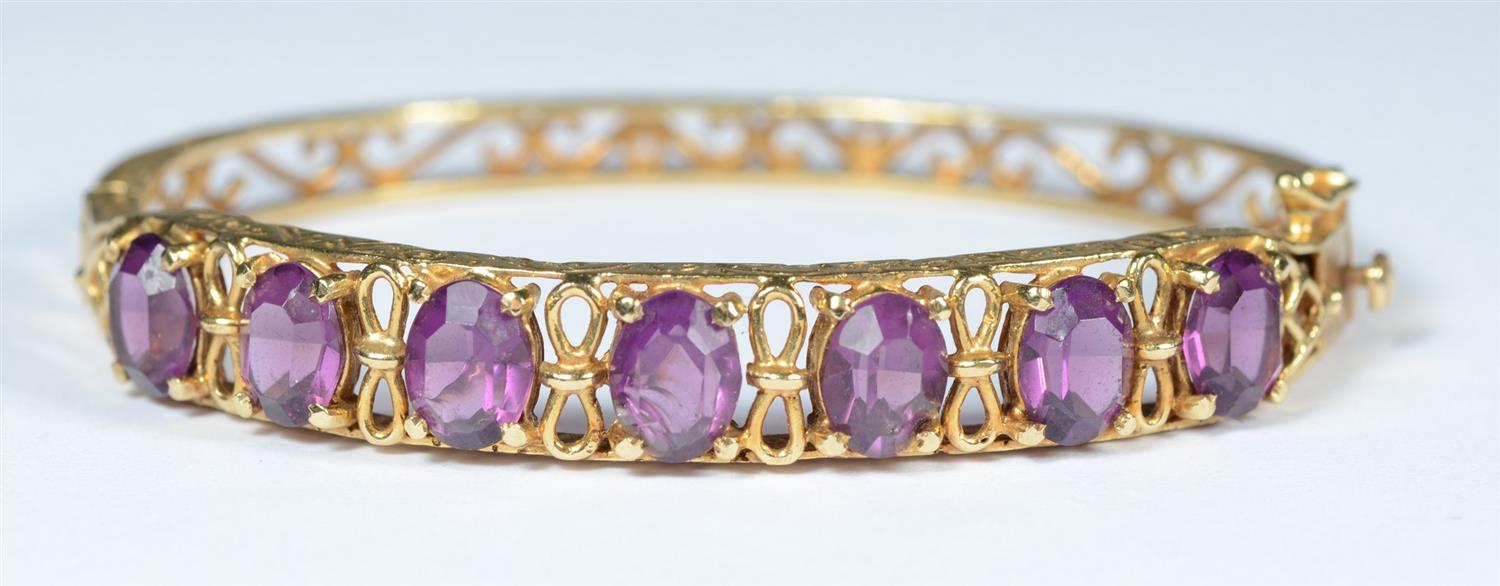 Appraisal: K Yellow gold amethyst hinged bangle bracelet top of filigree