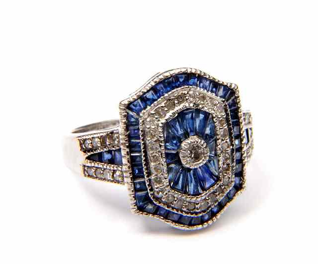 Appraisal: AN ART DECO STYLE SAPPHIRE AND DIAMOND RING central diamond