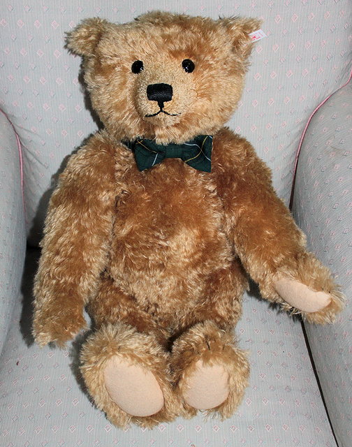 Appraisal: A STEIFF HENDERSON LTD EDITION COLLECTORS BEAR No made for