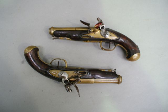 Appraisal: A pair of brass barrel bell mouth flintlock pistols with