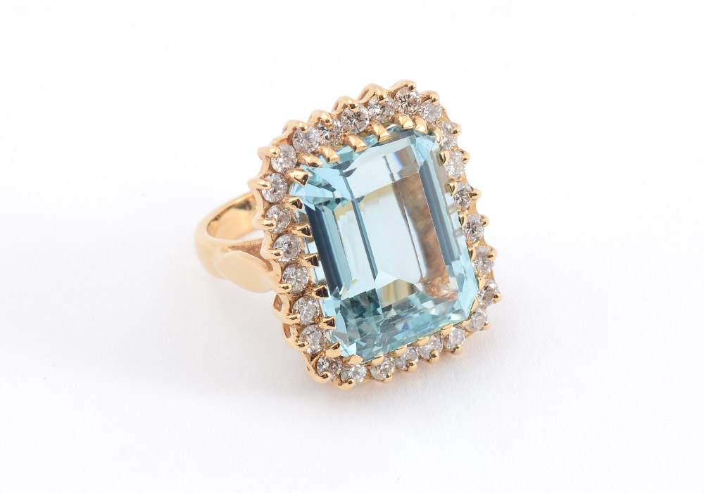 Appraisal: CT AQUAMARINE RING k yellow gold ring centering a singles