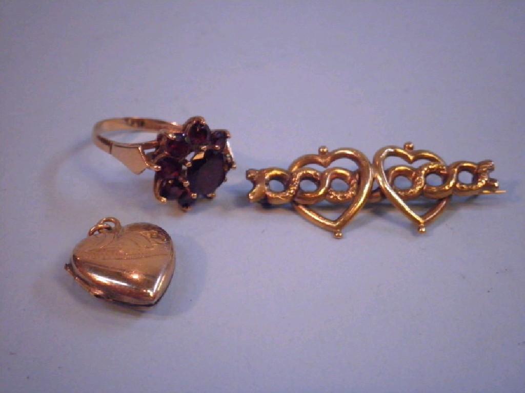 Appraisal: An amethyst cluster dress ring set in carat gold assayed