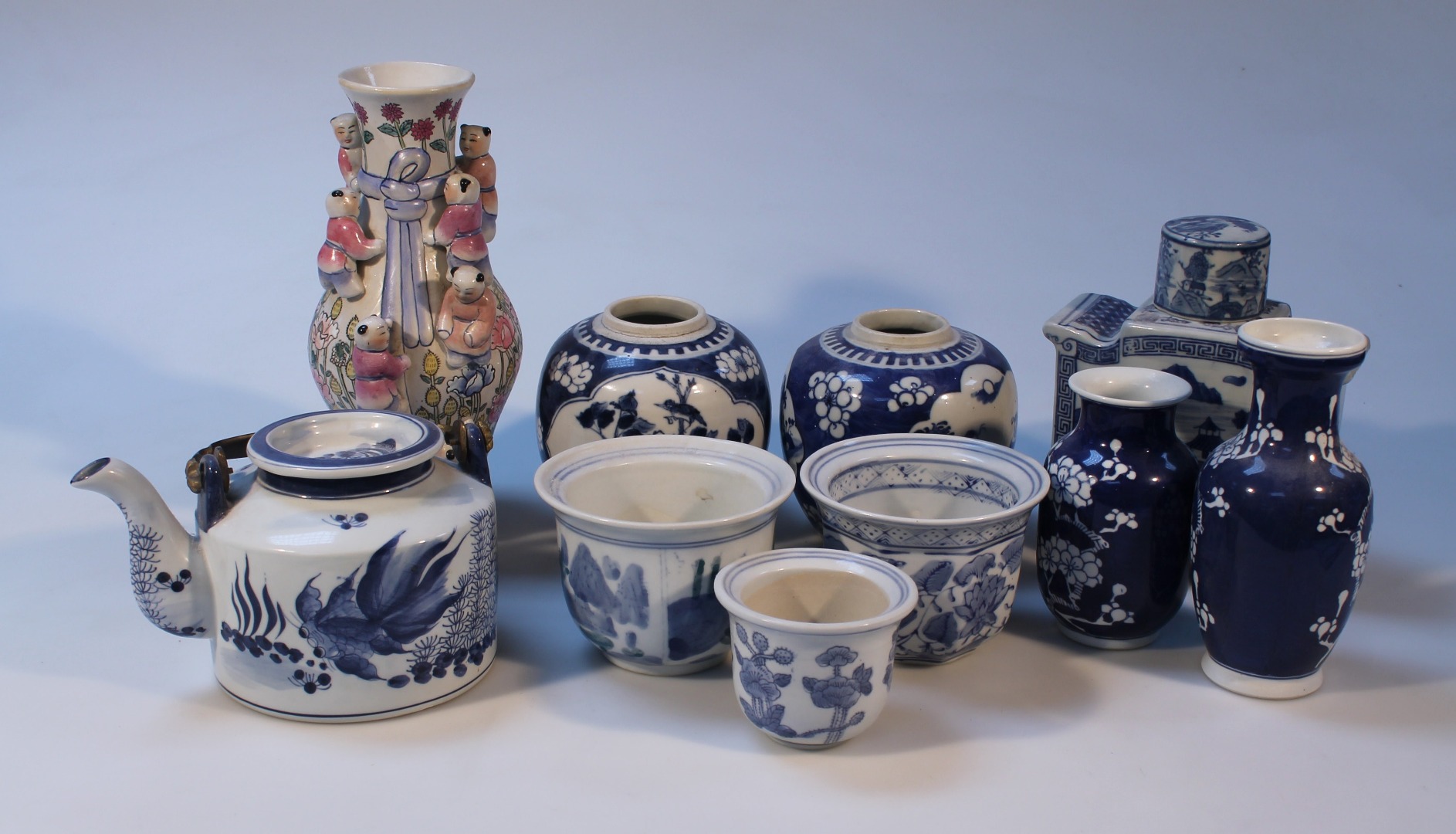 Appraisal: Various oriental blue and white ceramics to include two ginger