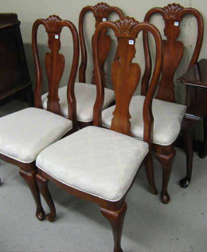 Appraisal: NINE-PIECE QUEEN ANNE STYLE DINING TABLE AND CHAIR SET recent