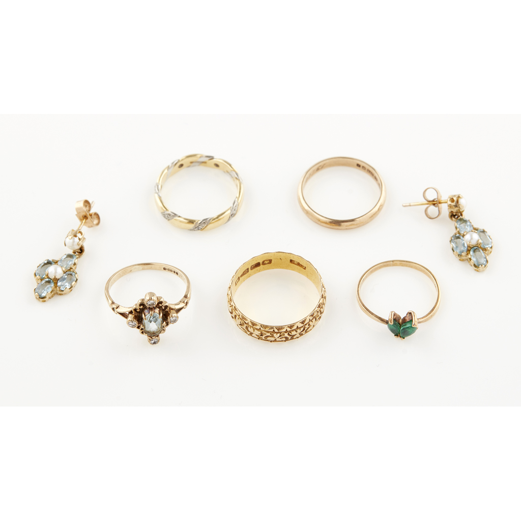 Appraisal: A collection of jewellery to include an ct engraved gold