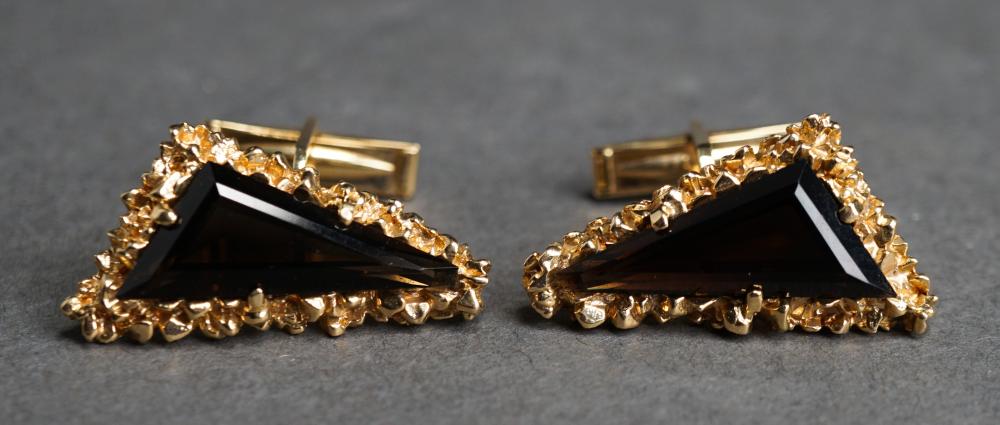 Appraisal: PAIR OF -KARAT YELLOW-GOLD AND SMOKEY QUARTZ CUFFLINKS DWTPair of