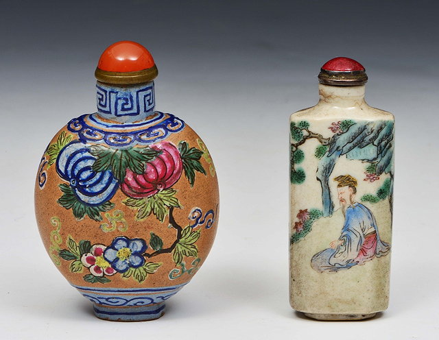 Appraisal: A CHINESE BULBOUS XING SNUFF BOTTLE decorated fruiting vine and