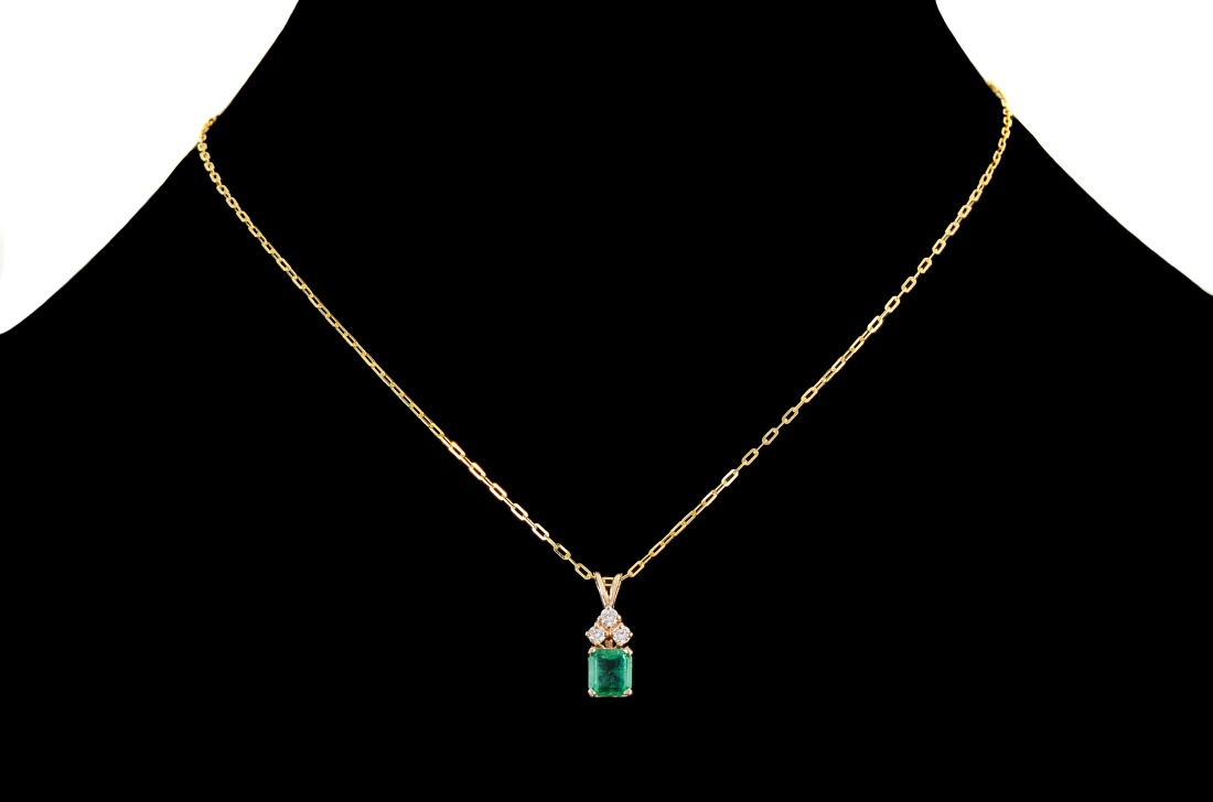 Appraisal: K CHAIN W K DIAMOND EMERALD SOLITAIRE PENDANT Ct Emerald