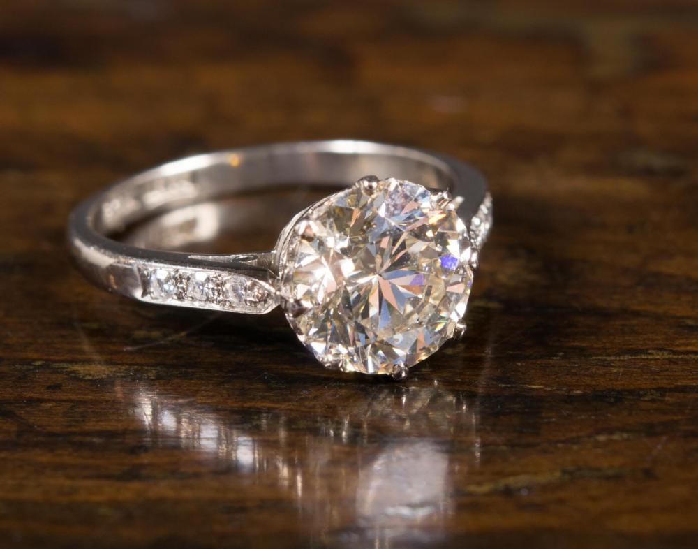 Appraisal: ESTATE DIAMOND AND EIGHTEEN KARAT WHITE GOLD RING The k