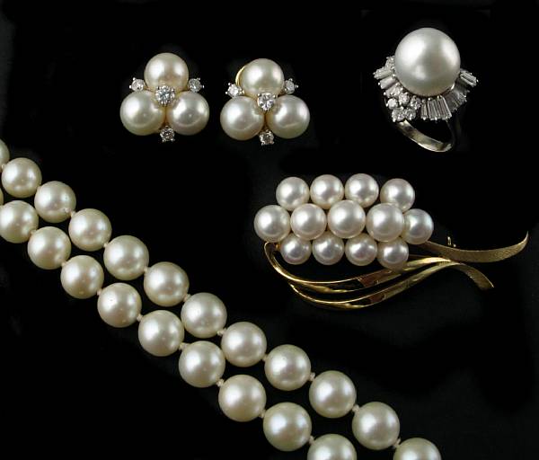 Appraisal: A collection of cultured pearl and gold jewelry featuring one