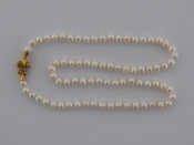 Appraisal: A single strand cultured pearl necklace composed of uniform off-round