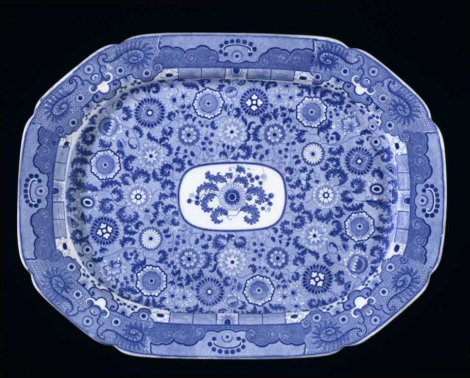 Appraisal: A BLUE PRINTED EARTHENWARE PINWHEELS PATTERN MEAT DISH cm w