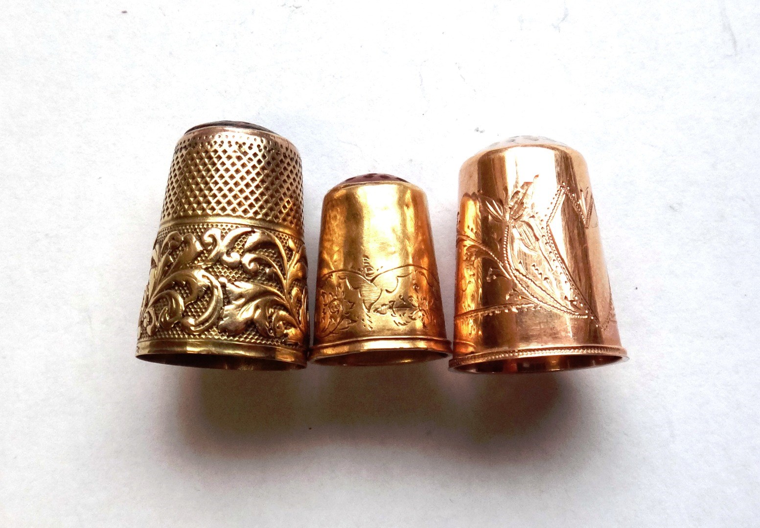 Appraisal: A ct rose gold thimble hallmarked BH the white hardstone