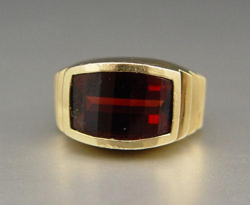 Appraisal: K GENTS GARNET RING K yellow gold ring contains one