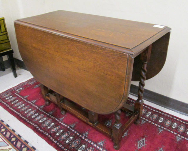 Appraisal: OAK DROP-LEAF BREAKFAST TABLE English early th century having a