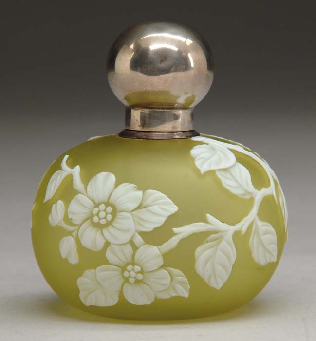 Appraisal: ENGLISH CAMEO SCENT BOTTLE Very pretty scent bottle has white